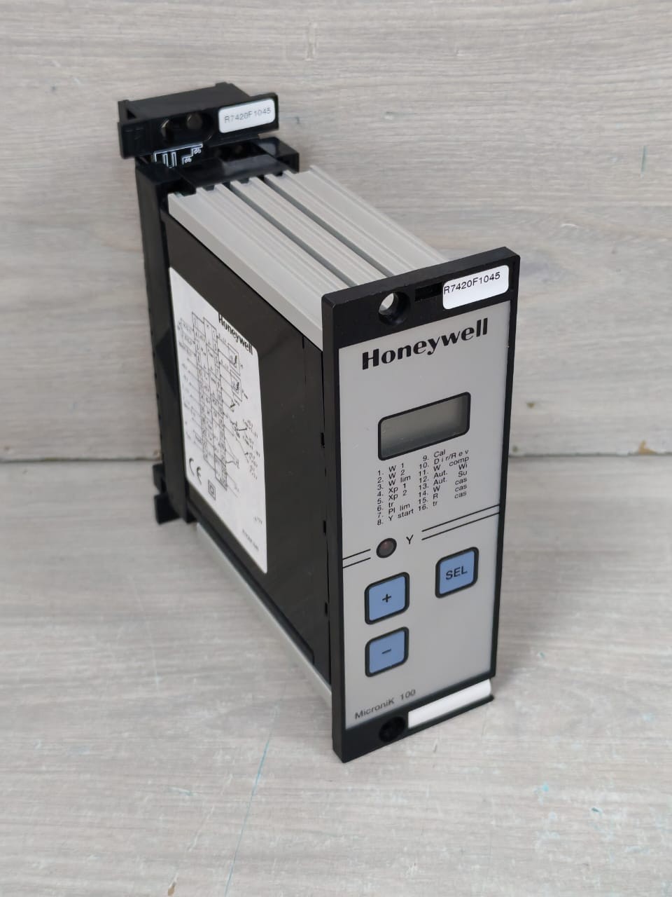 Honeywell MICRONIK 100 R7420F1045 HONEYWELL MICRONIK 100 R7420F1045 ELECTRIC HUMIDITY CONTROLLER 6