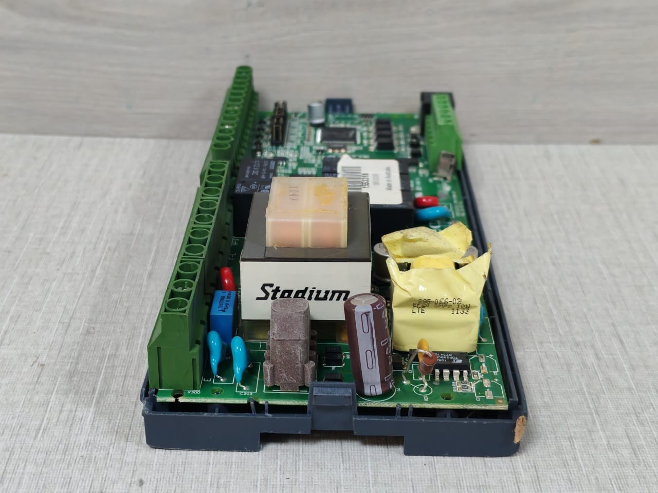 Philips Dynalite 240-528-03 Philips Dynalite DDFCUC010 Fan Coil Controller 240-528-03 -without front cover 8