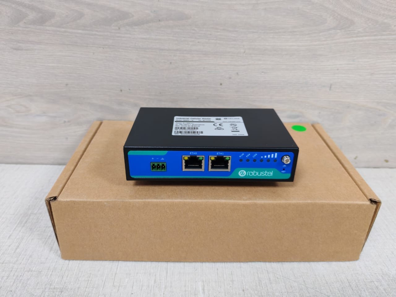 Robustel R2000-4L Robustel R2000-4L Industrial Cellular Router B014756 2