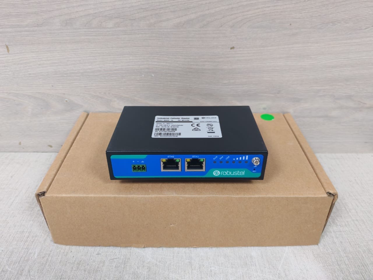 Robustel B014756 Robustel R2000-4L Industrial Cellular Router B014756-without antenna 2