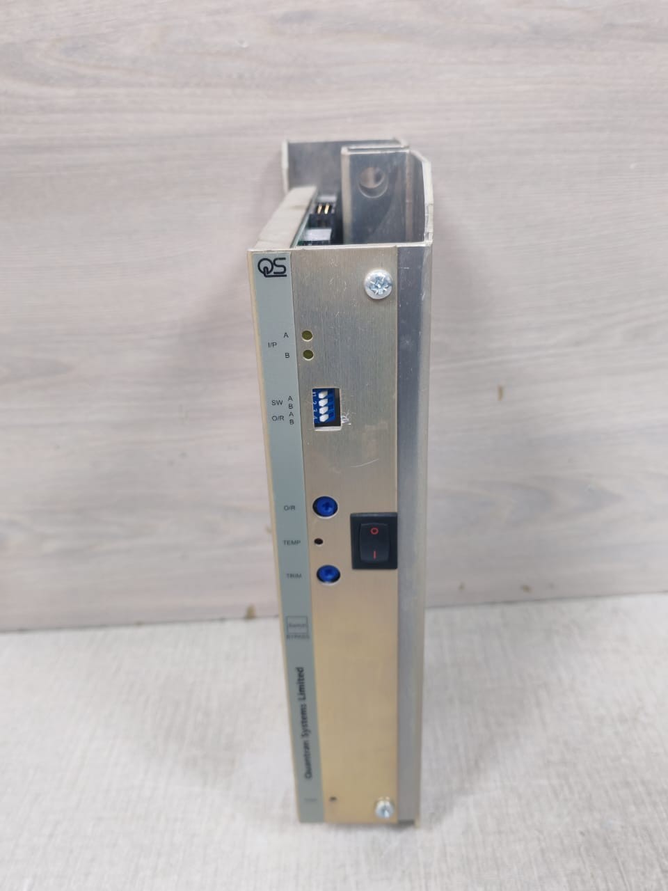 QUANTRAN SYSTEM LIMITED D195B-215 QUANTRAN SYSTEM LIMITED D195B-215 DIMMER CONTROL UNIT 4