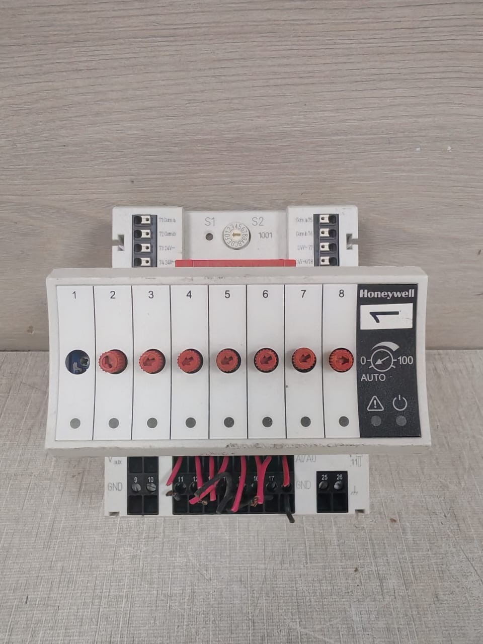Honeywell XFR822A Analog Output Module with BASE XSU821-22