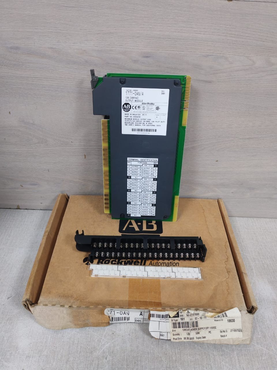 Allen-Bradley 95689701 Allen-Bradley 1771-0AN/ A Rev.D01 120/240 VAC Output Module 95689701 2