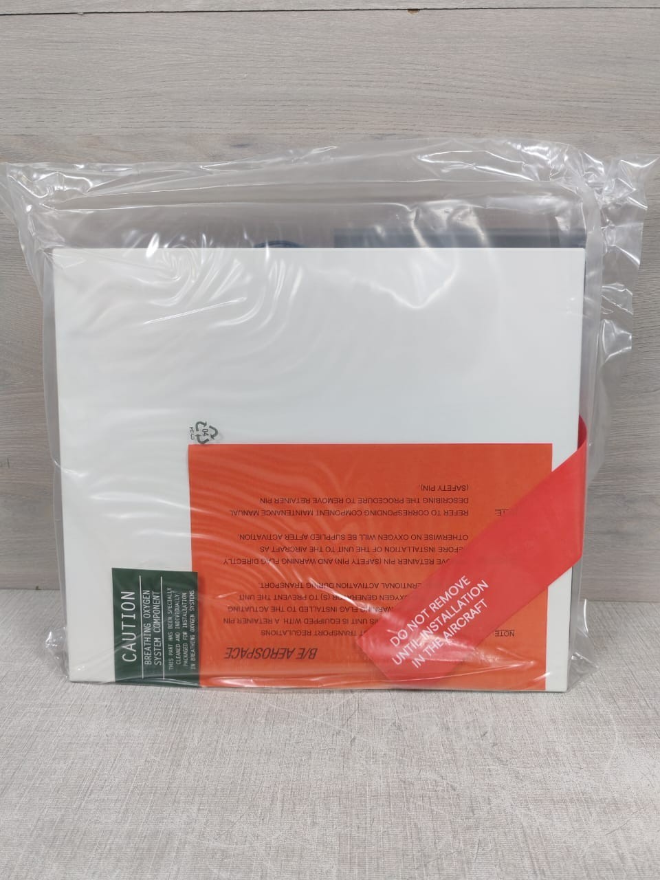 B/E AEROSPACE D1379 B/E AEROSPACE PNR 14C15R212170004 MFR D1379 CONTAINER TYPE I MASK 4 REF. E60757 5