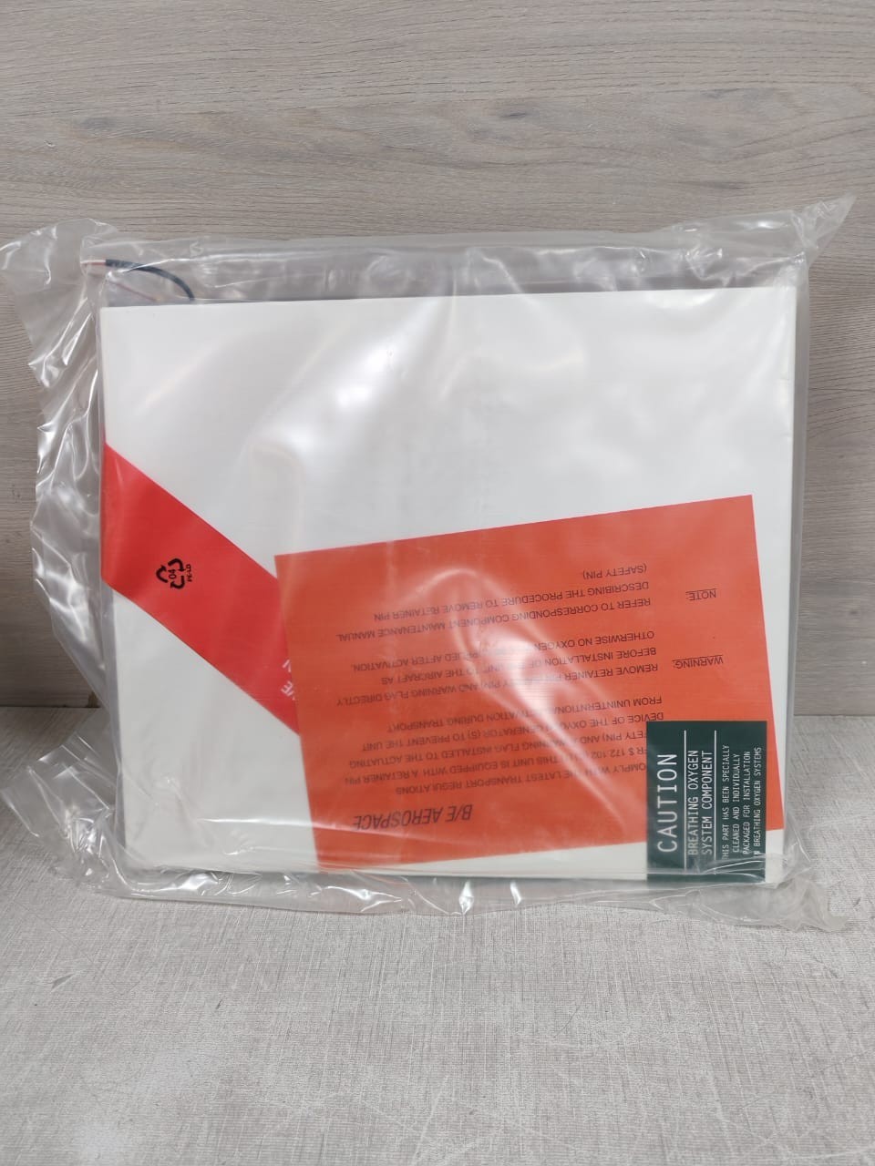 B/E AEROSPACE D1379 B/E AEROSPACE PNR 14C15L212170004 MFR D1379 CONTAINER TYPE I MASK 4 REF. E60757 3