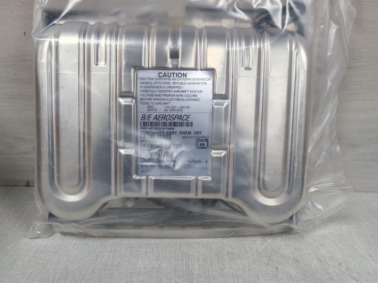 B/E AEROSPACE D1379 B/E AEROSPACE PNR 14C15L212170004 MFR D1379 CONTAINER TYPE I MASK 4 REF. E60757 6