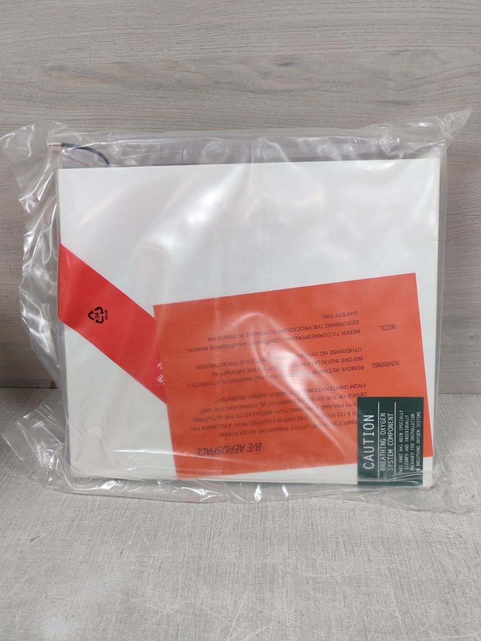 B/E AEROSPACE D1379 B/E AEROSPACE PNR 14C15L212170004 MFR D1379 CONTAINER TYPE I MASK 4 REF. E60757 7