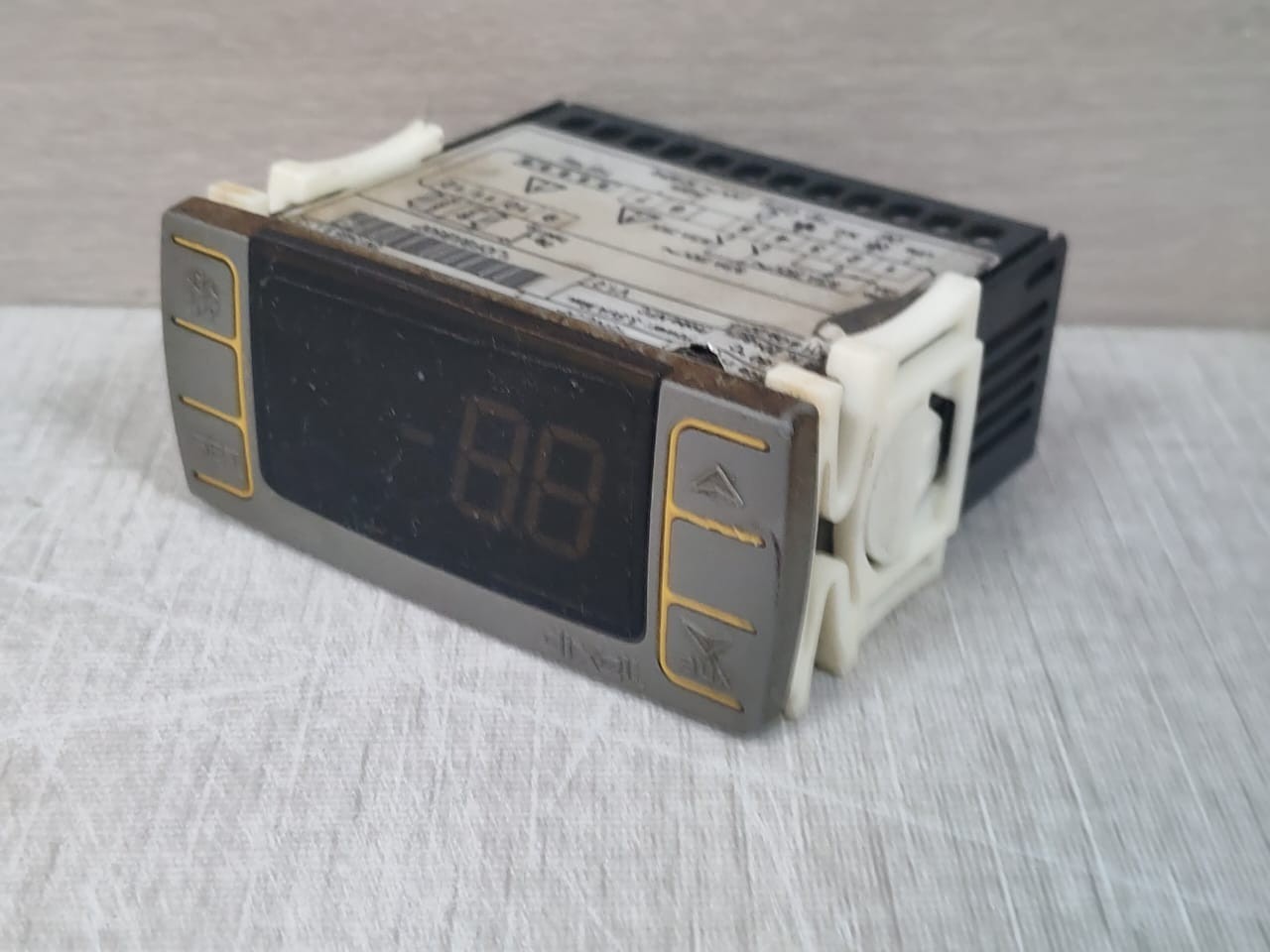 DIXELL L XR06CX-5N0C0 DIXELL XR06CX-5N0C0 CONTROLLER V1.0 8
