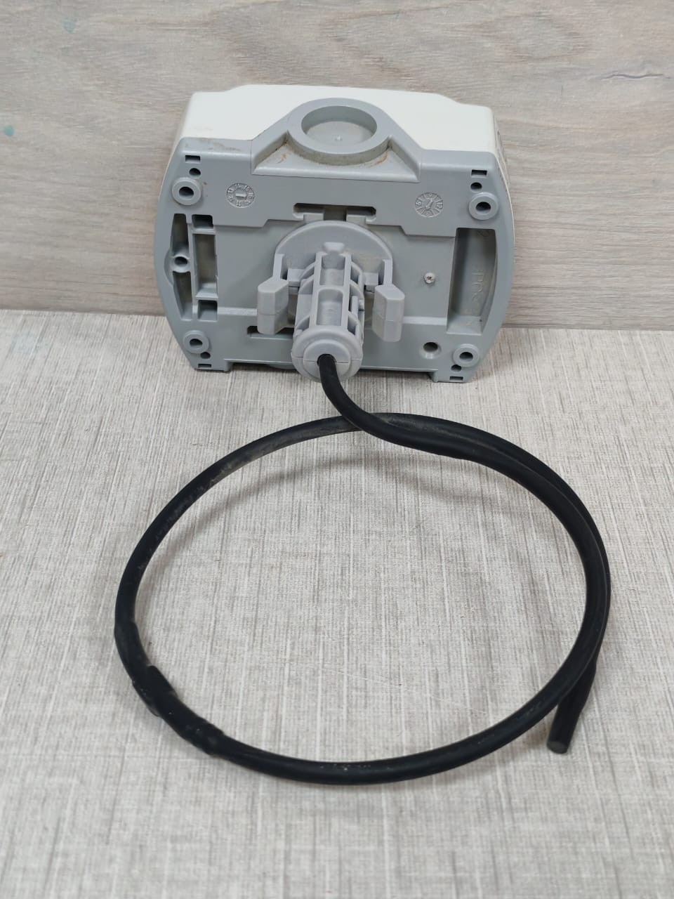 Siemens QAM2130.040 SIEMENS QAM2130.040 DUCT SENSOR LG - WITH DIRTY BOX 8
