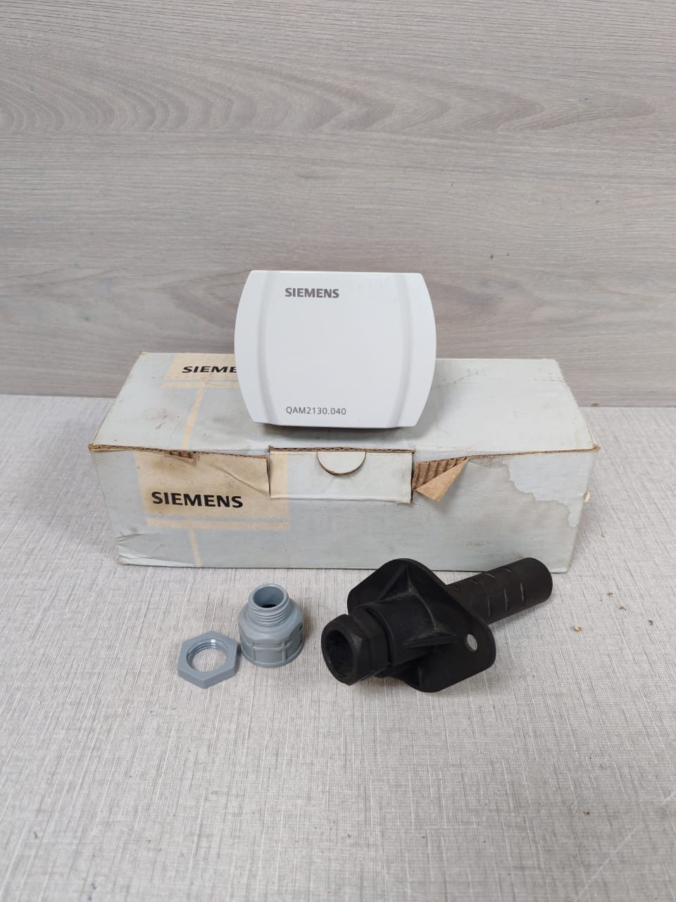 SIEMENS QAM2130.040 DUCT SENSOR LG - WITH DIRTY BOX