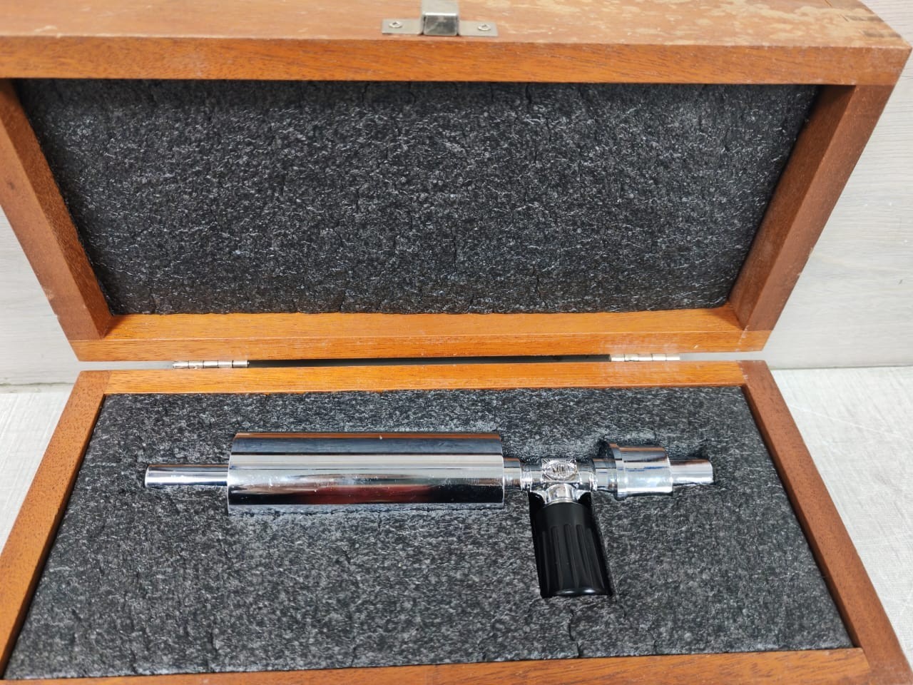 VEECO INSTRUMENTS 4RC VEECO INSTRUMENTS INC. 4RC HELIUM MASS SPECTROMETER LEAK DETECTOR 10