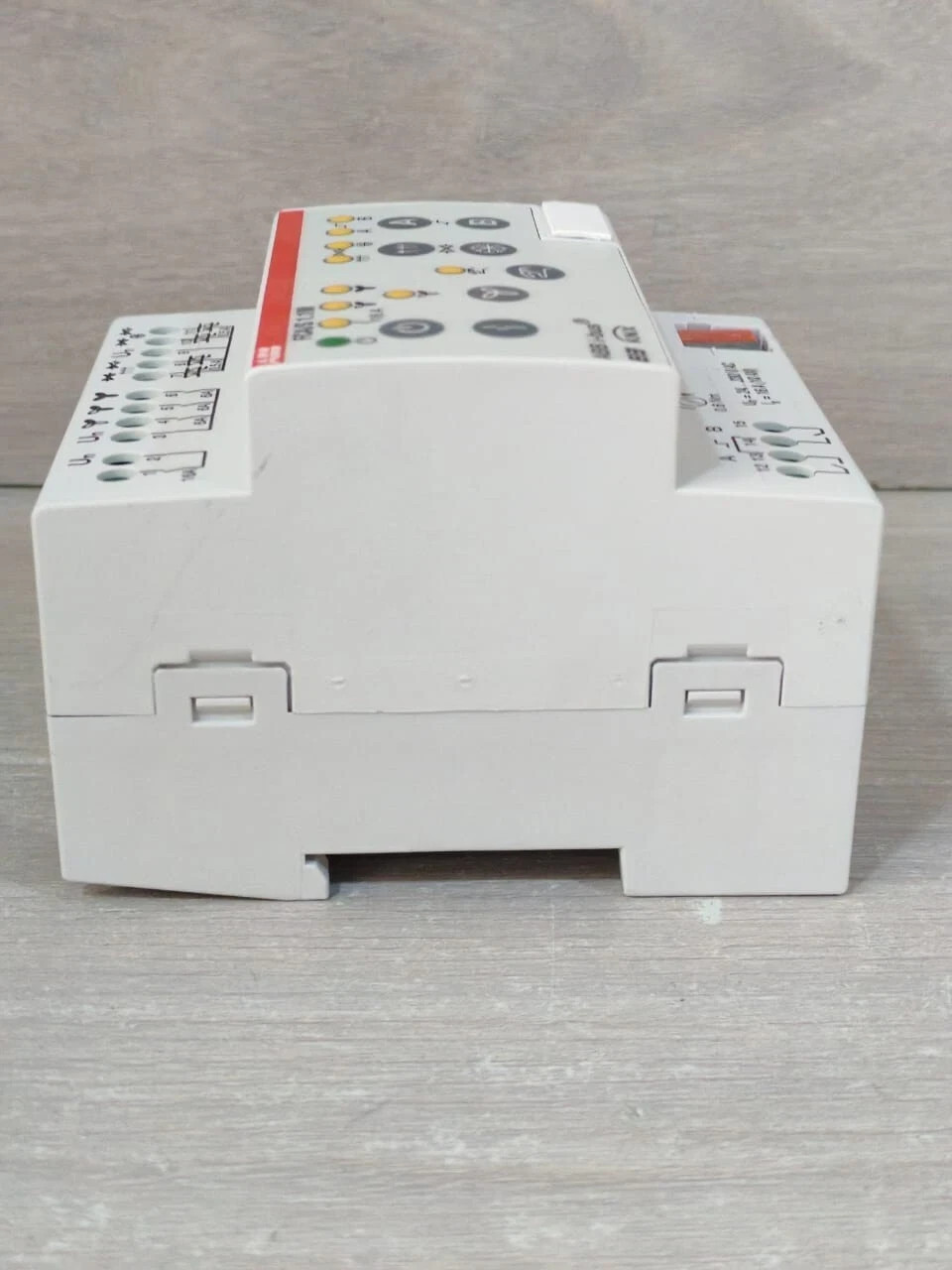 ABB R00011 ABB FCA/S 1.1M 2CDG 110 084 R00011 FAN COIL ACTUATOR - WITH DIRTY BOX 8