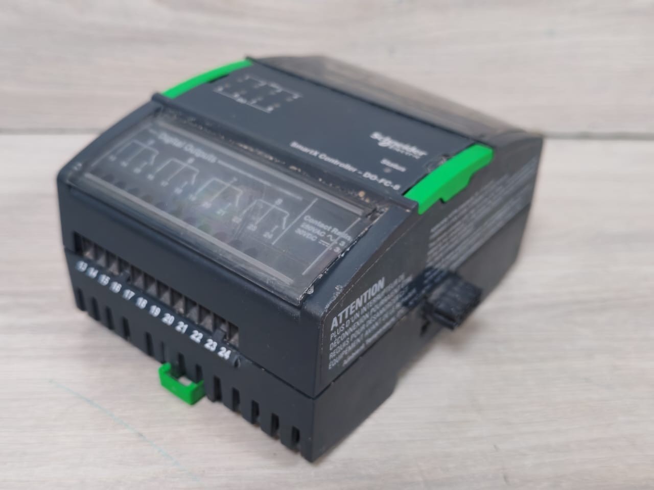 Schneider Electric SXWDOC8XX10001 Schneider Electric DO-FC-8 SmartX Controller SXWDOC8XX10001 with TB-I/O-W1 Base 9