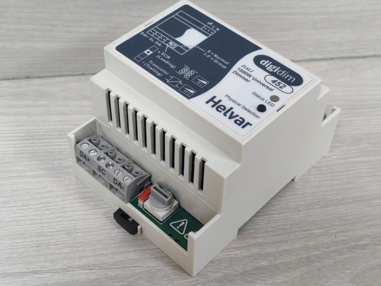 Helvar 452 Helvar 452 DALI 1000W Universal Dimmer B/W V4.01 Rev.11 9
