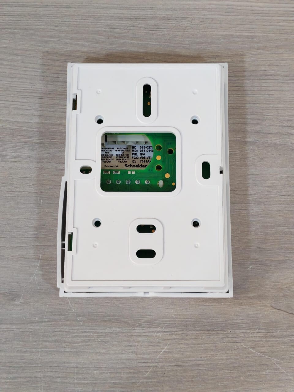 Schneider Electric SE7300F5045B SCHNEIDER ELECTRIC SE7300F5045B ROOM CONTROLLER - BACNET FAN COIL APPLICATION 8