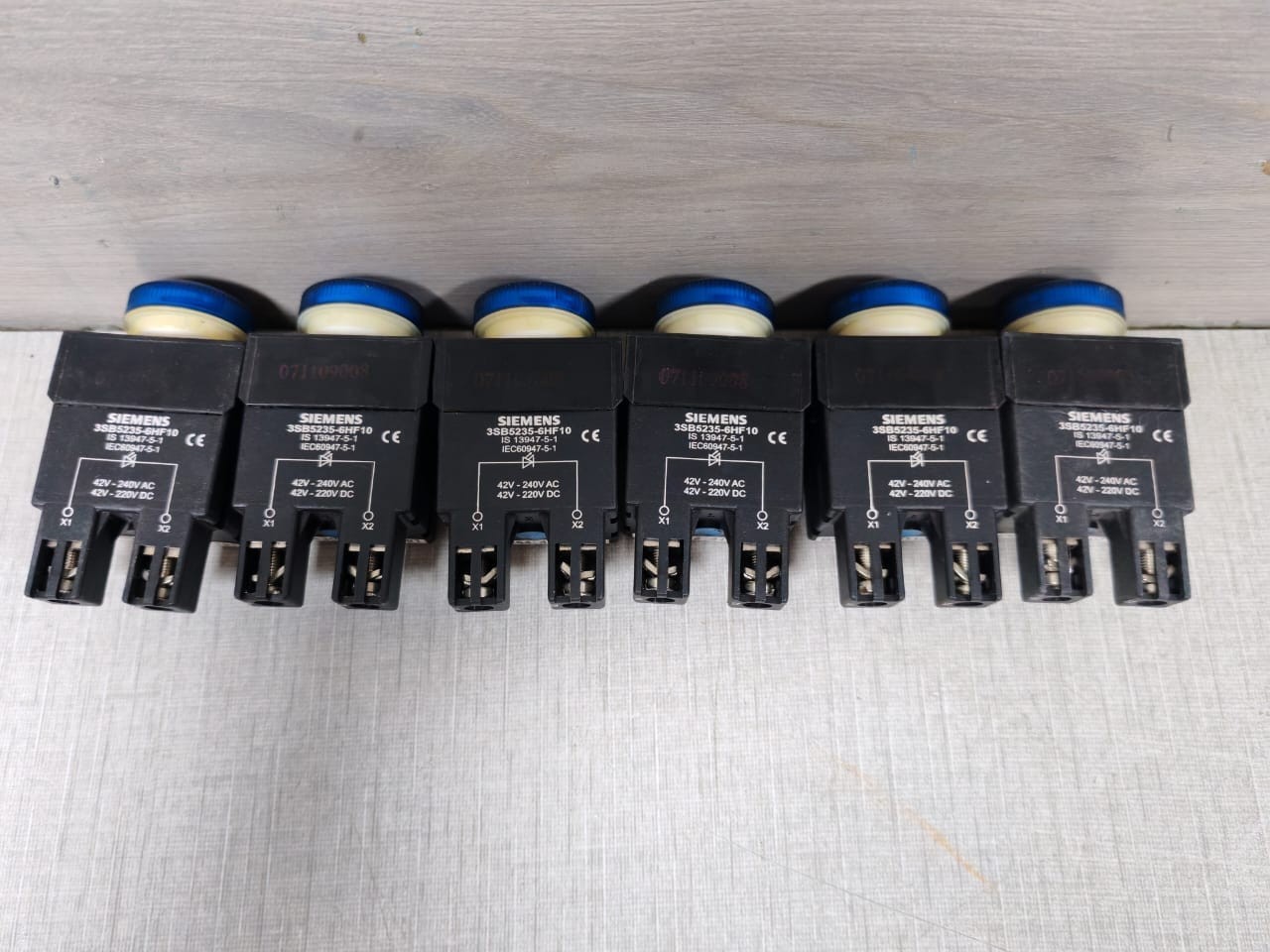 Siemens 3SB5235-6HF10 SIEMENS 3SB5235-6HF10 BLUE BROADBAND LED PILOT LIGHT 2