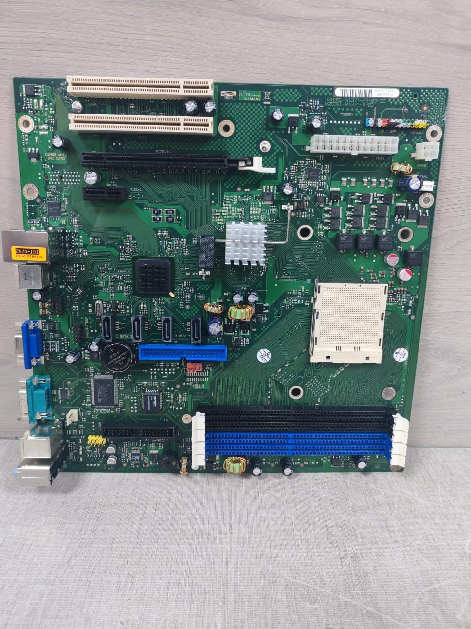 Siemens D2461-C12 FUJITSU-SIEMENS D2461-C12 GS 3 / W26361-W1371-Z2-03-36 MOTHERBOARD 2