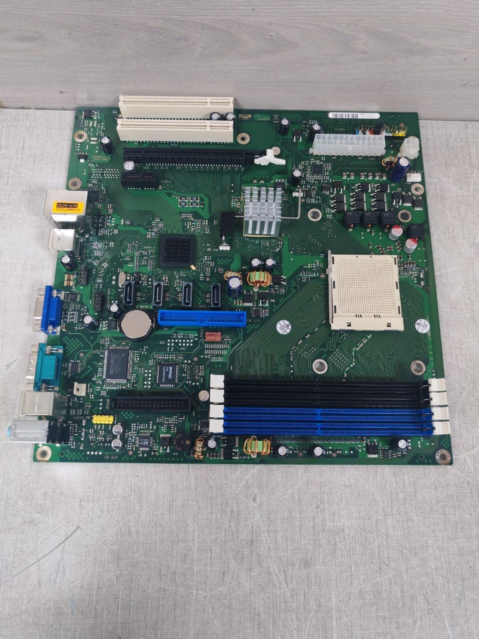 Siemens D2461-C12 FUJITSU-SIEMENS D2461-C12 GS 3 / W26361-W1371-Z2-03-36 MOTHERBOARD 3