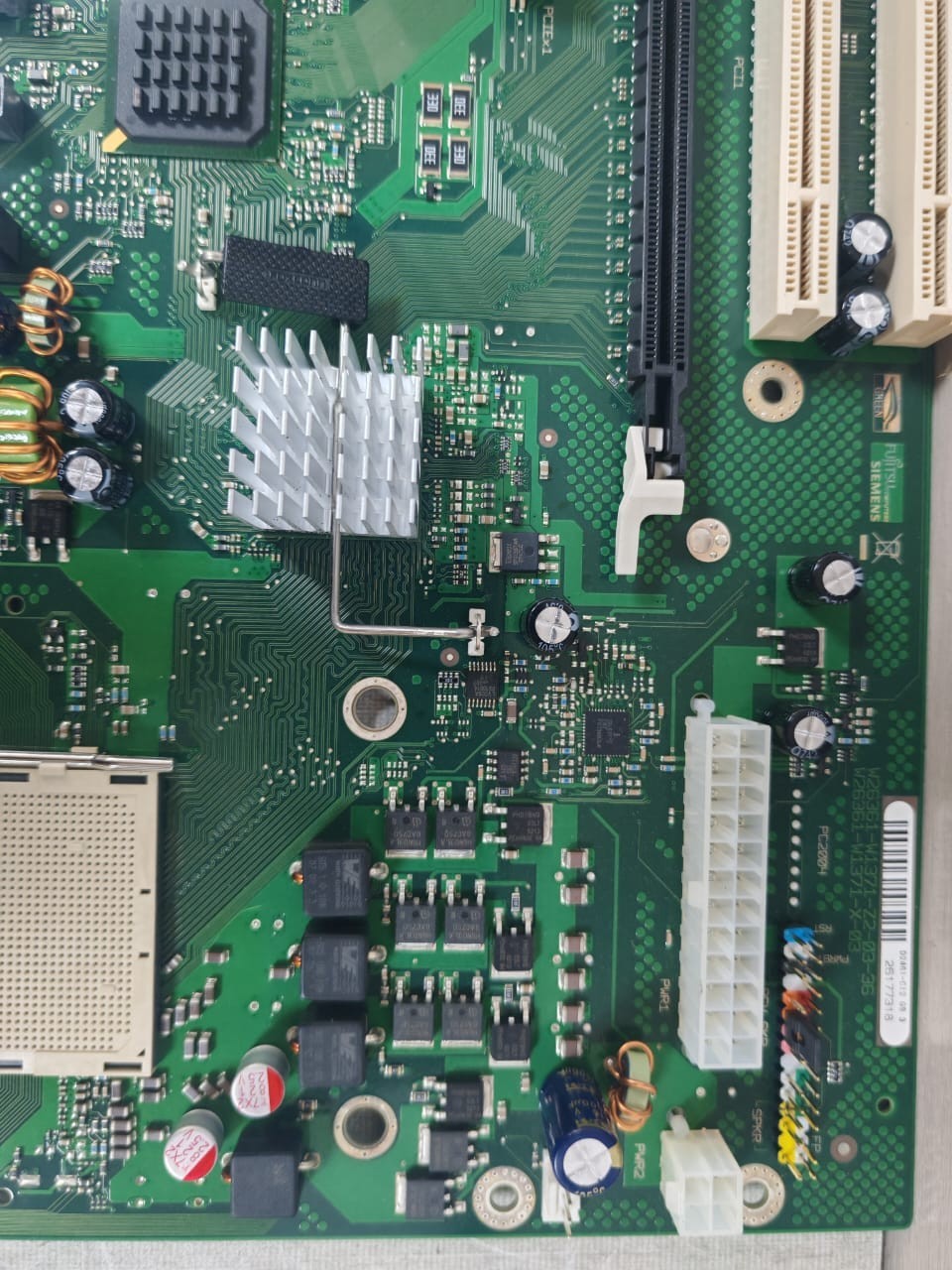 Siemens D2461-C12 FUJITSU-SIEMENS D2461-C12 GS 3 / W26361-W1371-Z2-03-36 MOTHERBOARD 5