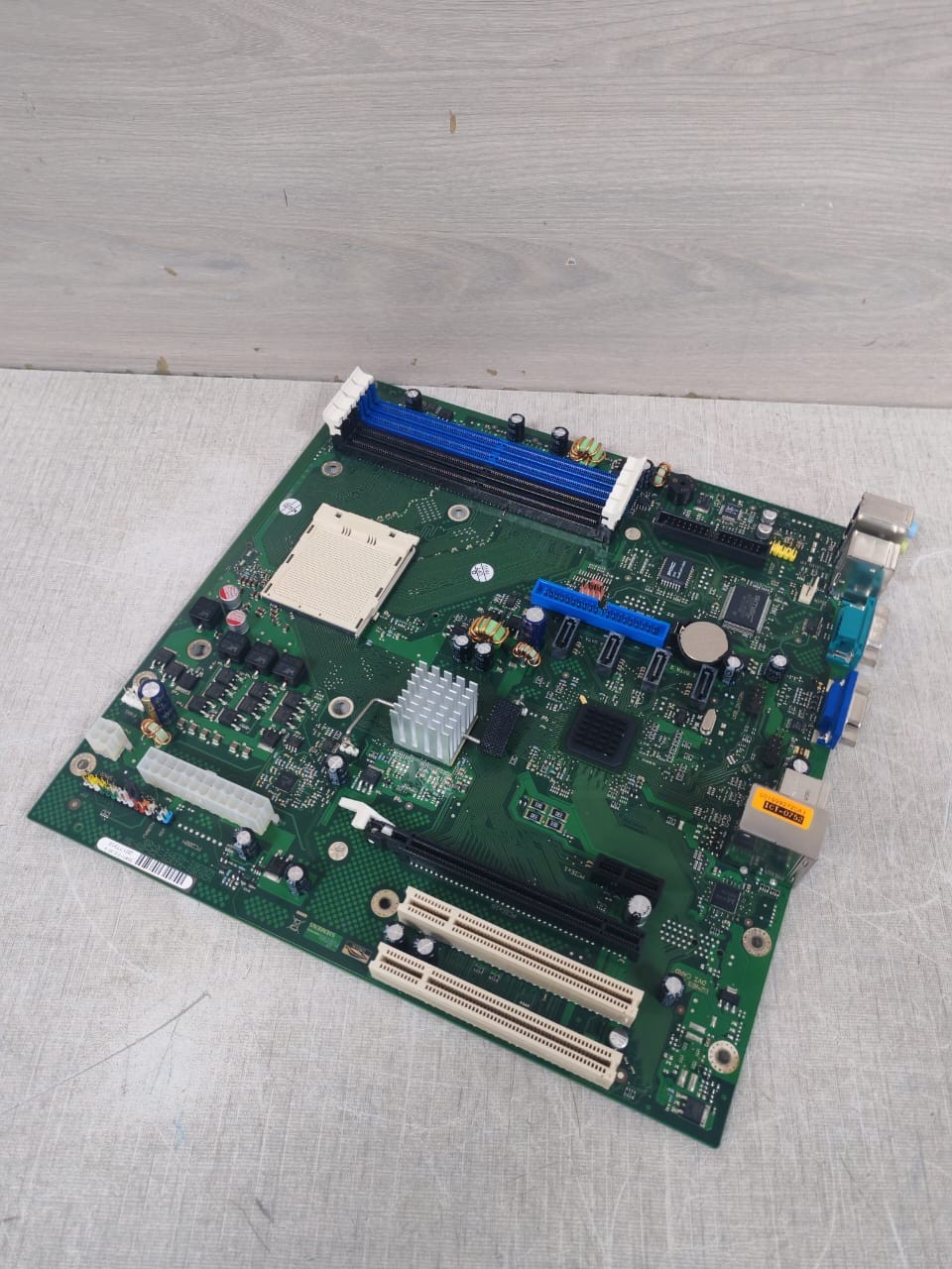 Siemens D2461-C12 FUJITSU-SIEMENS D2461-C12 GS 3 / W26361-W1371-Z2-03-36 MOTHERBOARD 6