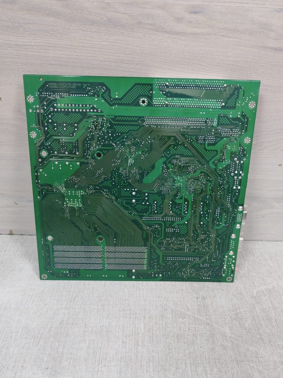 Siemens D2461-C12 FUJITSU-SIEMENS D2461-C12 GS 3 / W26361-W1371-Z2-03-36 MOTHERBOARD 9