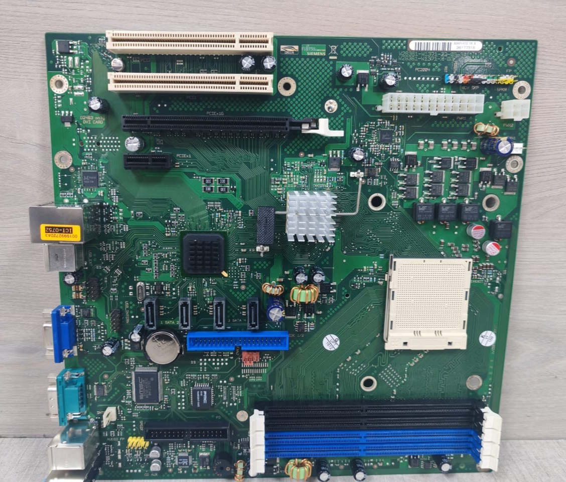 Siemens D2461-C12 FUJITSU-SIEMENS D2461-C12 GS 3 / W26361-W1371-Z2-03-36 MOTHERBOARD 10