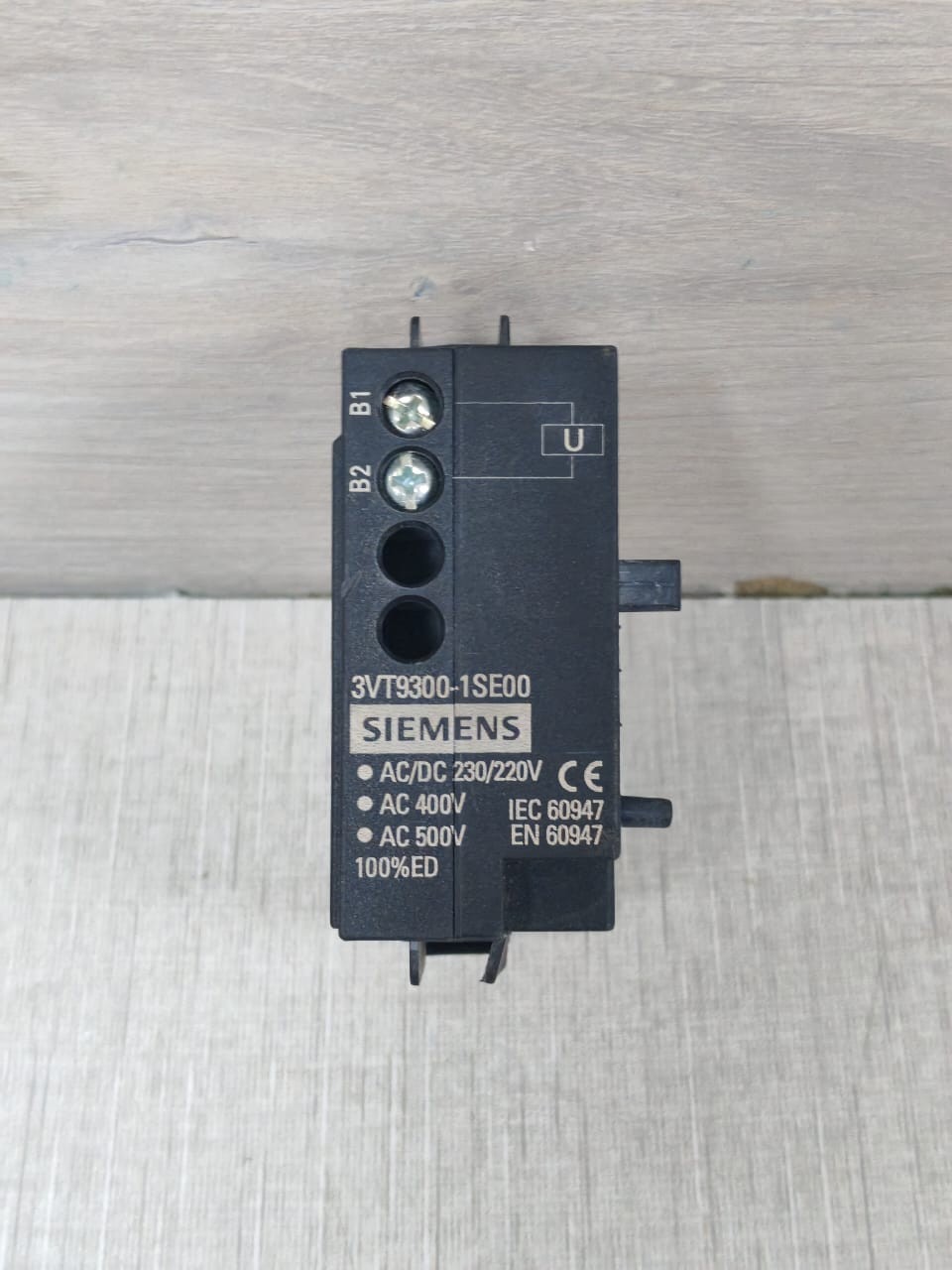 Siemens 3VT93001SE00 SIEMENS 3VT9300-1SE00 CIRCUIT BREAKER ACCESSORY 230/220V - WITH DIRTY BOX 2