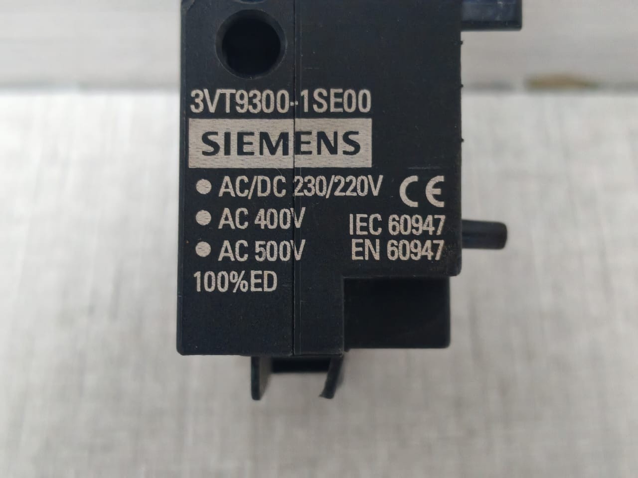 Siemens 3VT93001SE00 SIEMENS 3VT9300-1SE00 CIRCUIT BREAKER ACCESSORY 230/220V - WITH DIRTY BOX 3