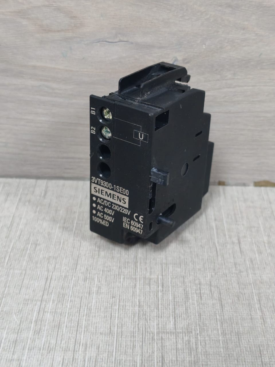 Siemens 3VT93001SE00 SIEMENS 3VT9300-1SE00 CIRCUIT BREAKER ACCESSORY 230/220V - WITH DIRTY BOX 4