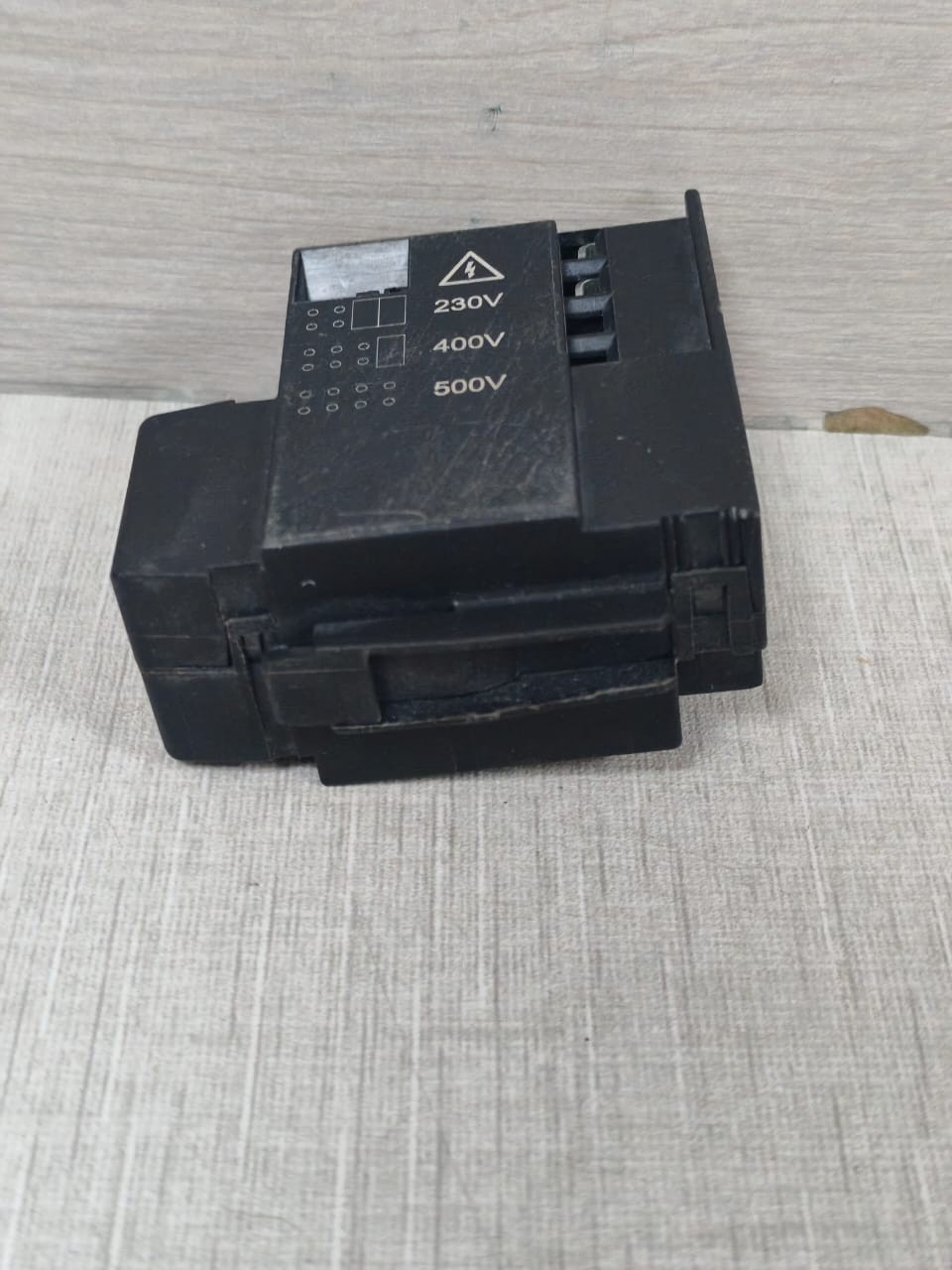 Siemens 3VT93001SE00 SIEMENS 3VT9300-1SE00 CIRCUIT BREAKER ACCESSORY 230/220V - WITH DIRTY BOX 6