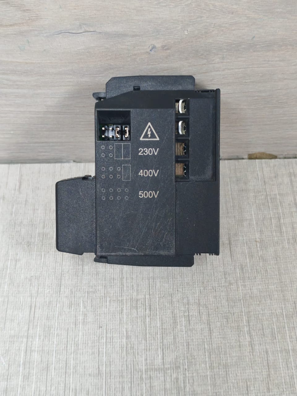 Siemens 3VT93001SE00 SIEMENS 3VT9300-1SE00 CIRCUIT BREAKER ACCESSORY 230/220V - WITH DIRTY BOX 7