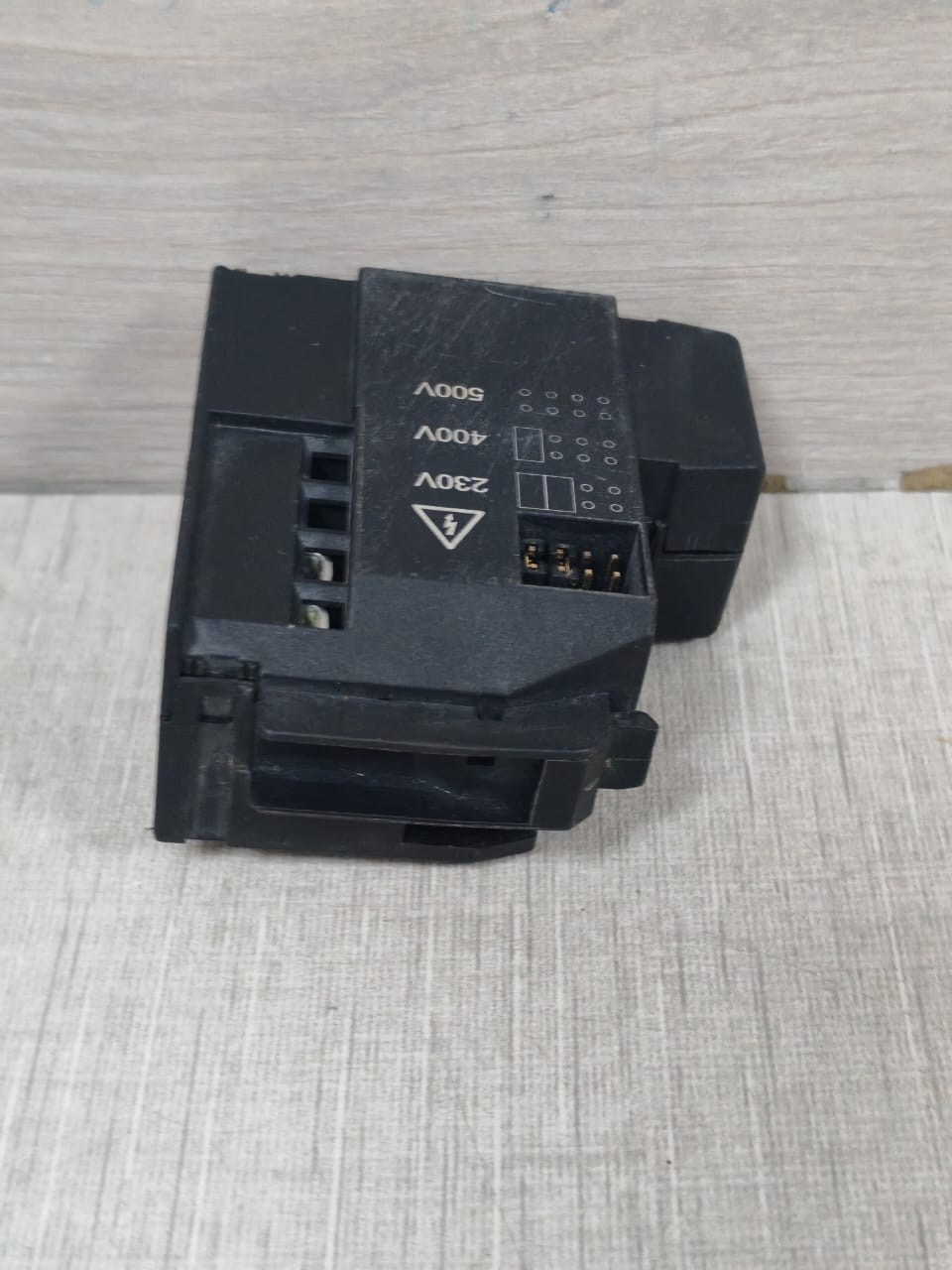 Siemens 3VT93001SE00 SIEMENS 3VT9300-1SE00 CIRCUIT BREAKER ACCESSORY 230/220V - WITH DIRTY BOX 10