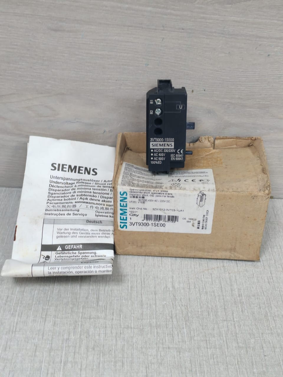 SIEMENS 3VT9300-1SE00 CIRCUIT BREAKER ACCESSORY 230/220V - WITH DIRTY BOX