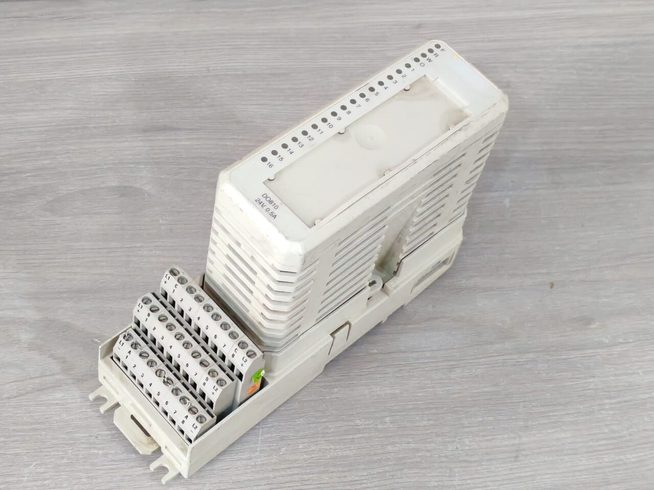 ABB DO810 ABB DO810 3BSE008510R1 24V 0.5A Digital Output Module with Termination Unit 8