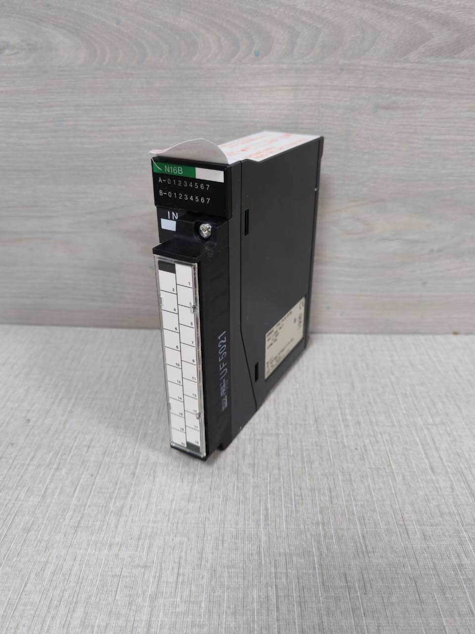 IDEC N16B IDEC PF3S-N16B FA-3S PROGRAMMABLE CONTROLLER 12-24VDC - WITH DIRTY BOX 5