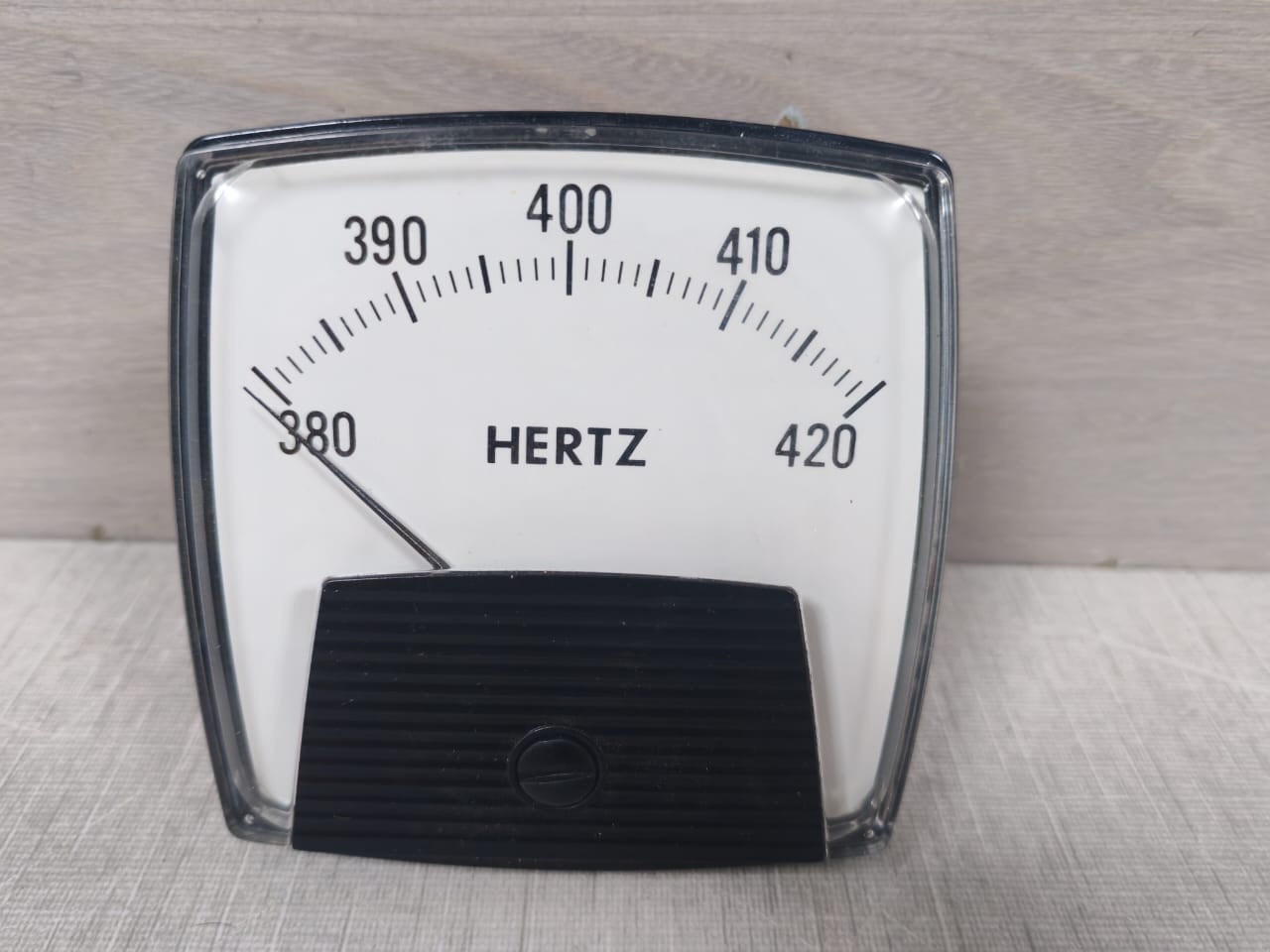 Yokogawa METER-380 YOKOGAWA 254350BKBK9JHD/UL FREQUENCY|PANEL METER 380-420HZ 120V 4
