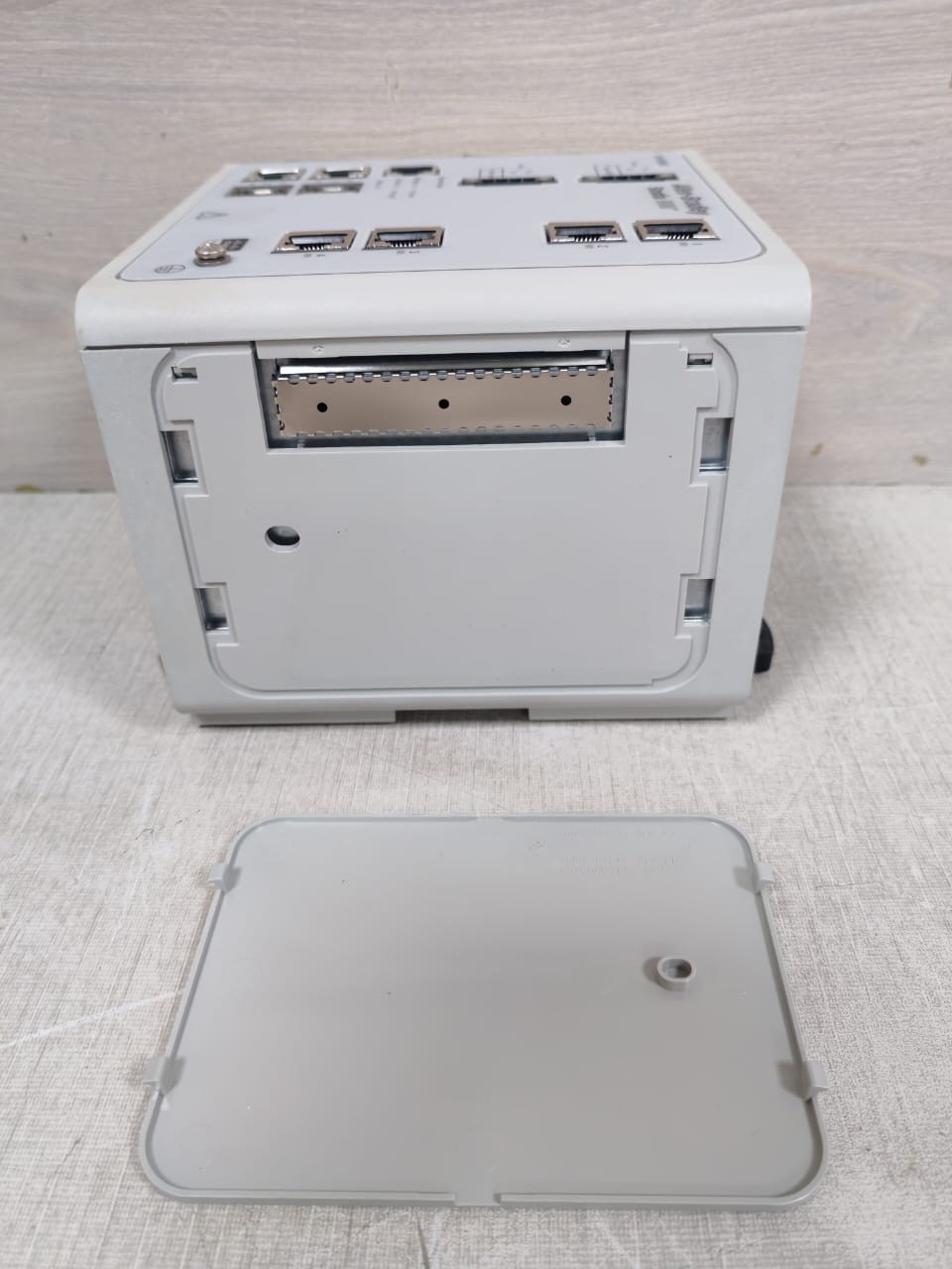 Rockwell Automation 1783-MS06T ALLEN-BRADLEY STRATIX 8000 1783-MS06T PN-16205 ETHERNET MANAGED SWITCH 6