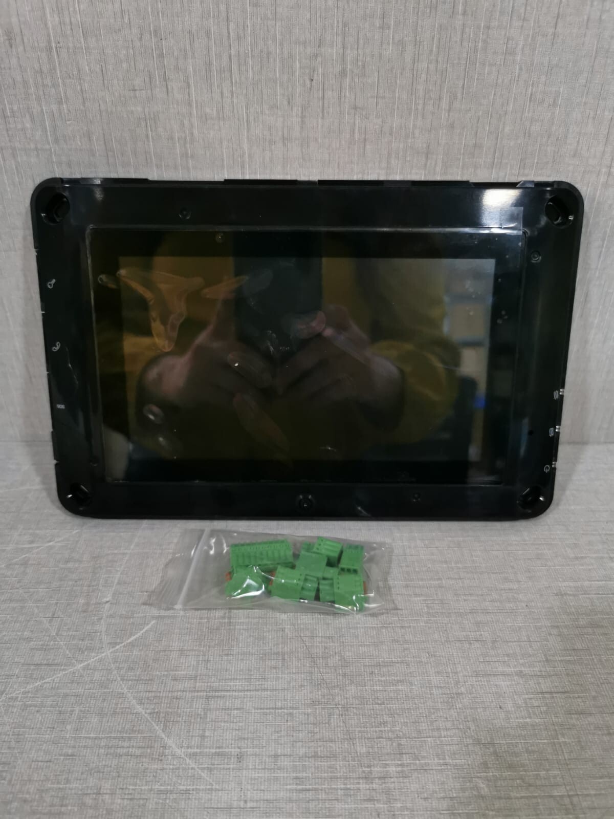 Schneider Electric VDETS07D Schneider Xightor VDETS07D Touch Screen 7' IP Video Door Entrance Touch Screen 4