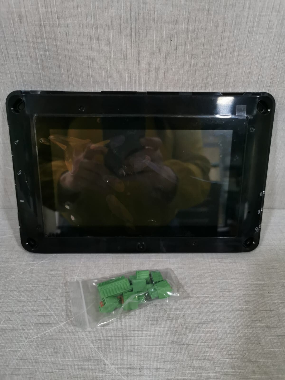 Schneider Electric VDETS07D Schneider Xightor VDETS07D Touch Screen 7' IP Video Door Entrance Touch Screen 5