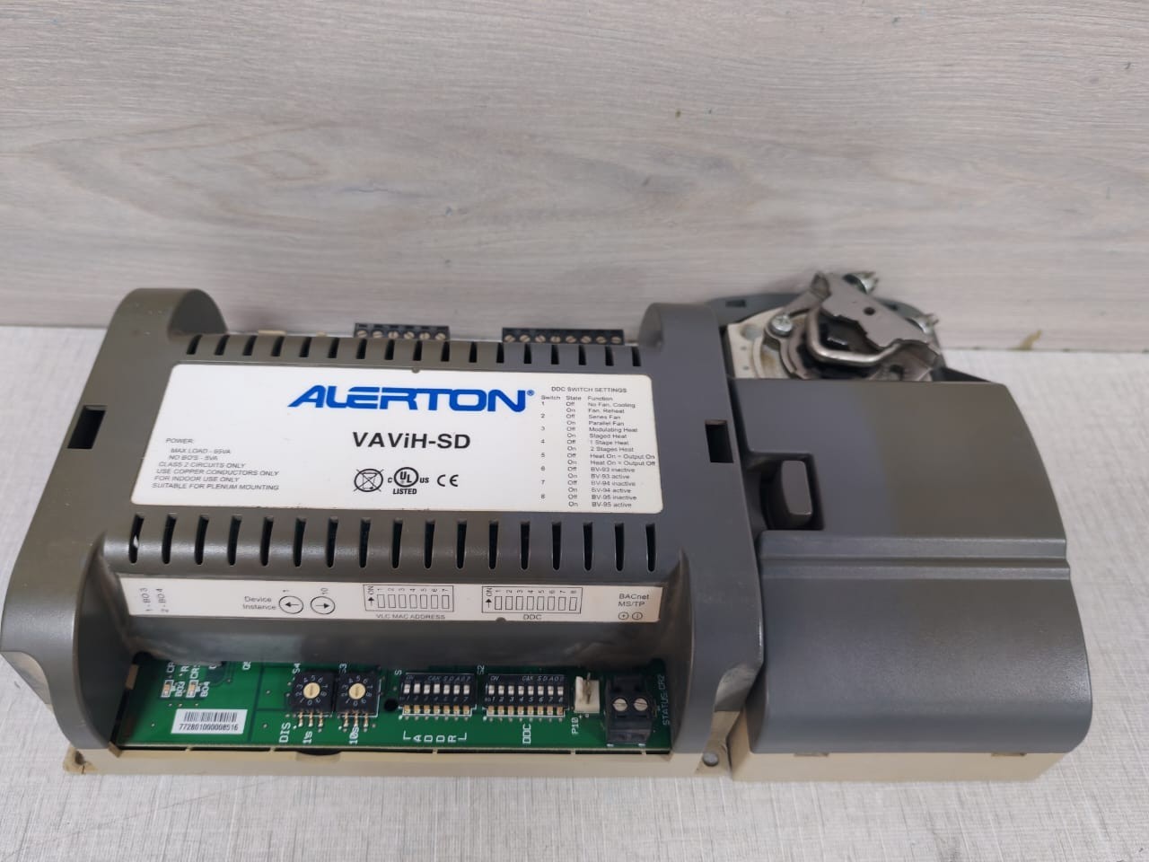ALERTON 50027210-001 ALERTON VAVIH-SD VAV CONTROLLER WITH ACTUATOR 50027210-001 REV.A 5