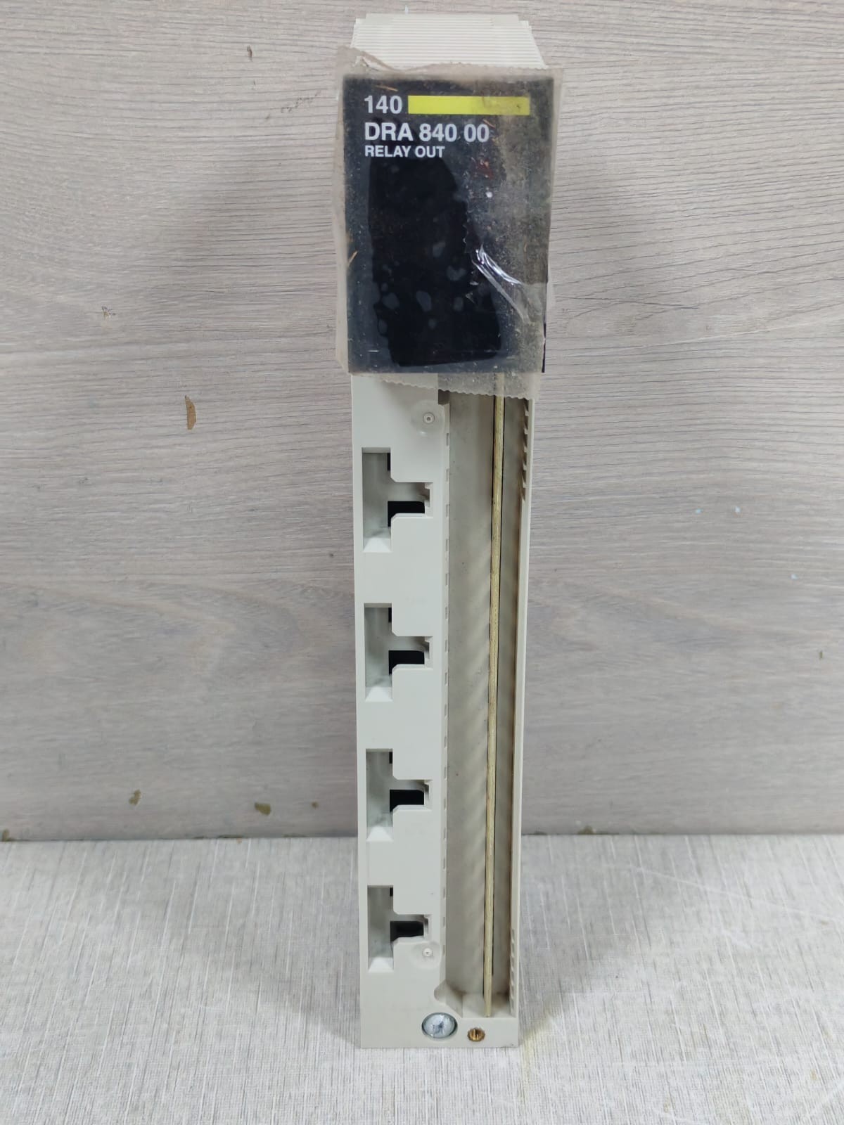 Schneider Electric 140DRA84000 SCHNEIDER AUTOMATION TSX QUANTUM 140DRA84000 RELAY OUT 16X1 -NEW W/ FILTHY BOX 3