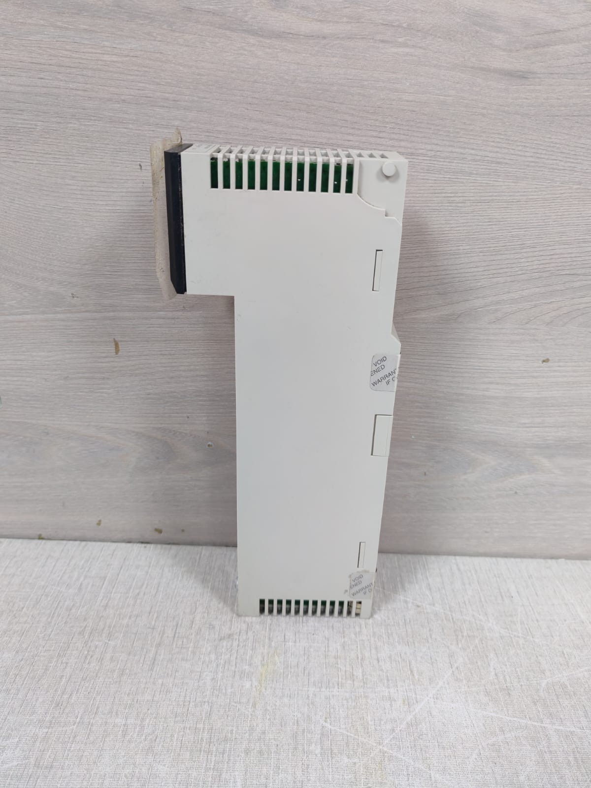 Schneider Electric 140DRA84000 SCHNEIDER AUTOMATION TSX QUANTUM 140DRA84000 RELAY OUT 16X1 -NEW W/ FILTHY BOX 9