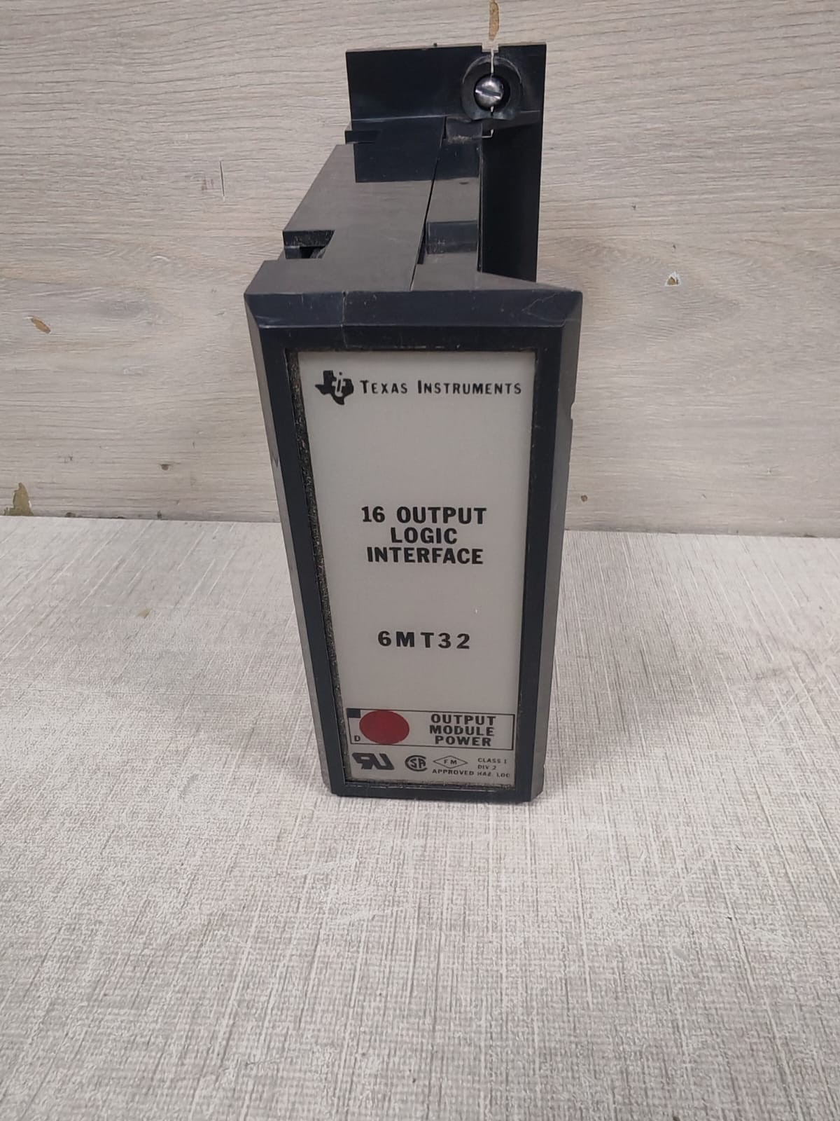 Texas Instruments TEXAS INSTRUMENTS 6MT32 TEXAS INSTRUMENTS 6MT32 16 OUTPUT LOGIC INTERFACE 2