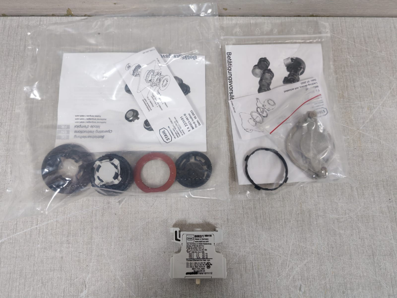 STAHL W/ 860C3-001-B Stahl 8082/1 Contact Element W/ 860C3-001-B Push Button & 8602C3-755 Lock Device 2