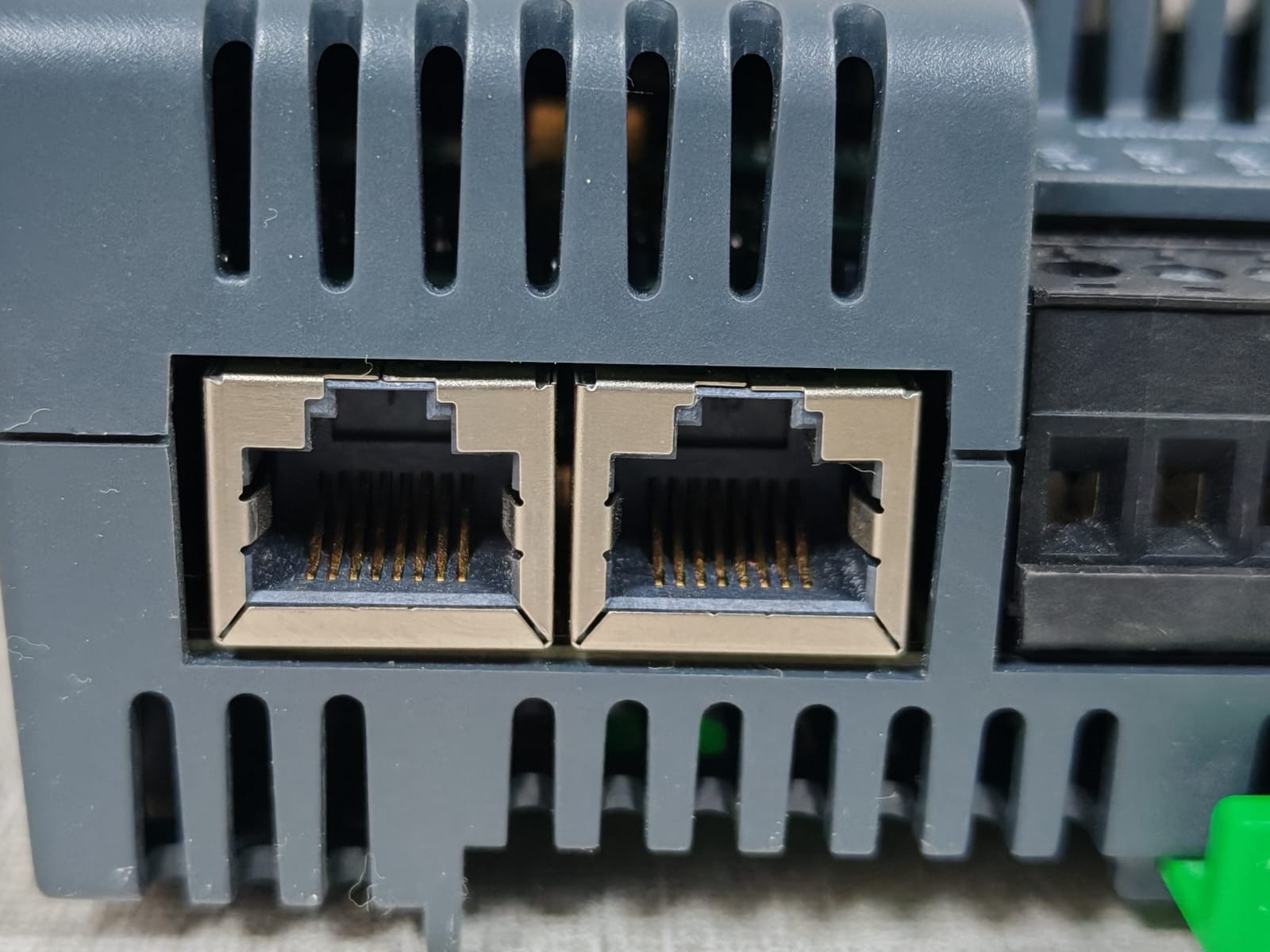 Schneider Electric SXWIPIOCA10001 Schneider Electric SXWIPIOCA10001 SmartX IP Controller IP-IO-UIO5DOFA4 8