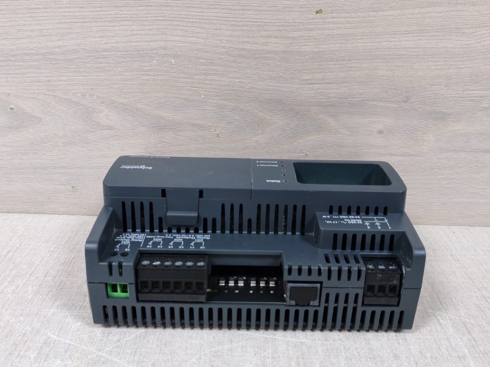 Schneider Electric SXWIPIOCA10001 Schneider Electric SXWIPIOCA10001 SmartX IP Controller IP-IO-UIO5DOFA4 10