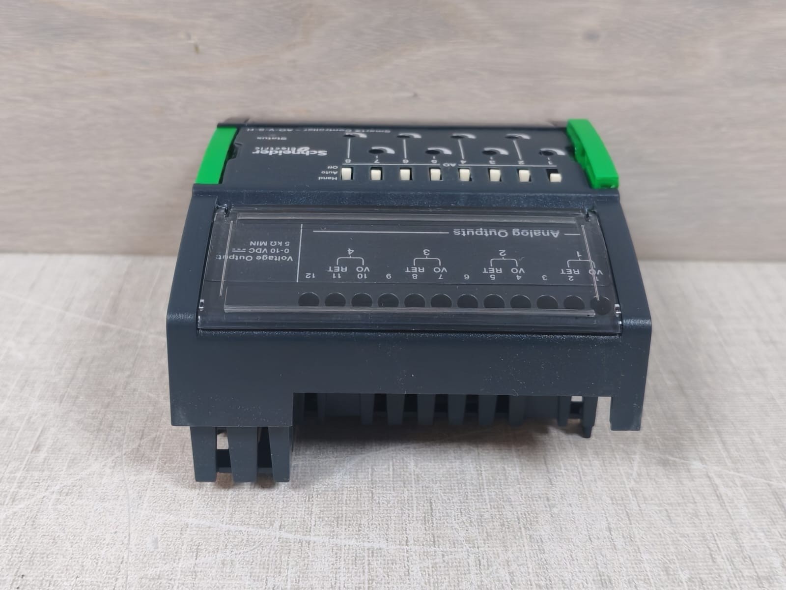 Schneider Electric SXWAOV8HX10001 Schneider Electric SXWAOV8HX10001 SmartX Controller AO-V-8-H I/O Module 8