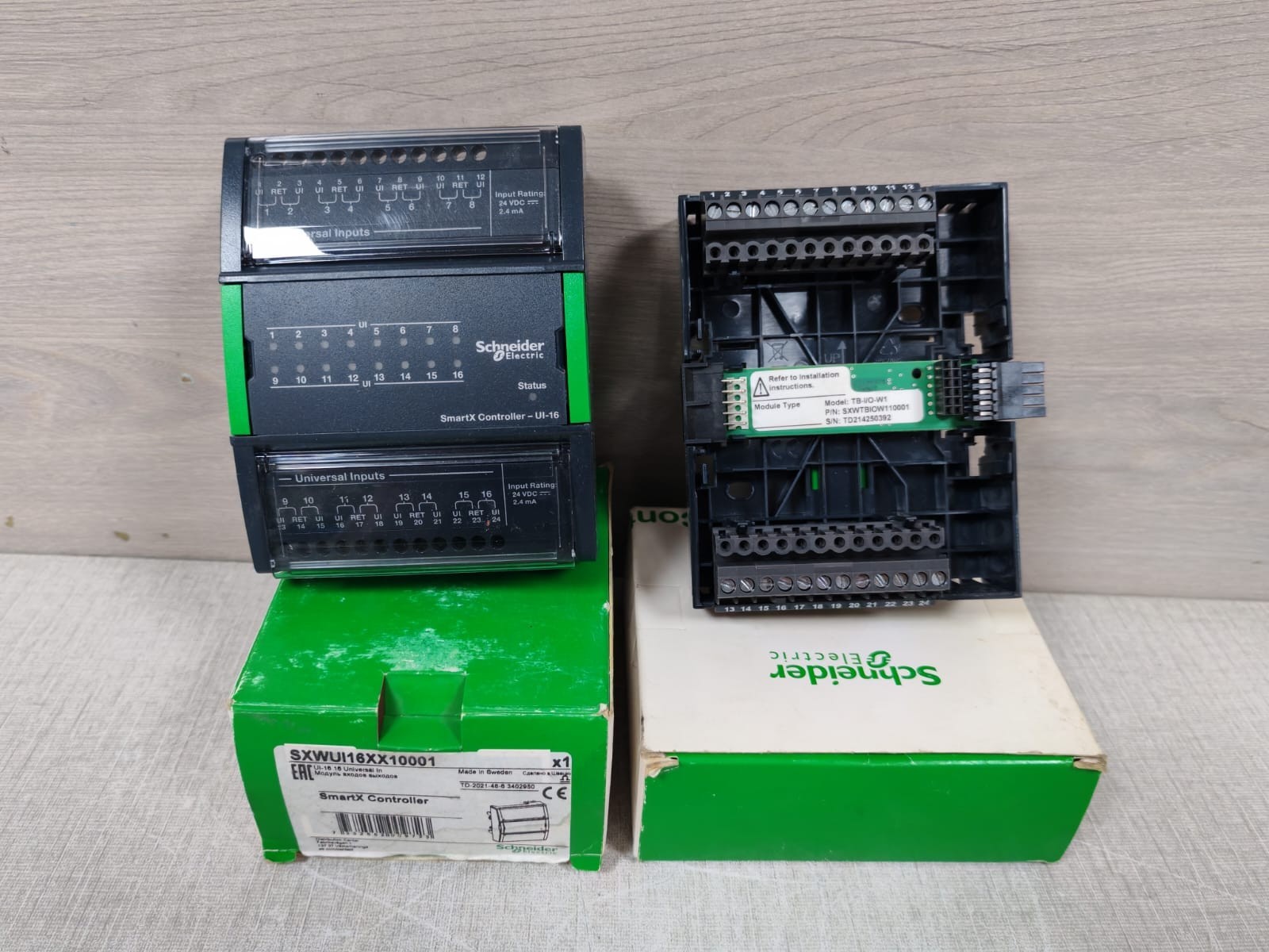 Schneider Electric SXWUI16XX10001 Schneider Electric SXWUI16XX10001 SmartX Controller UI-16 Module w/ TB-I/O-W1 2