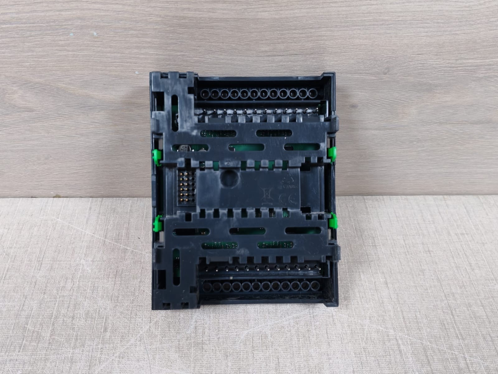 Schneider Electric SXWUI16XX10001 Schneider Electric SXWUI16XX10001 SmartX Controller UI-16 Module w/ TB-I/O-W1 10