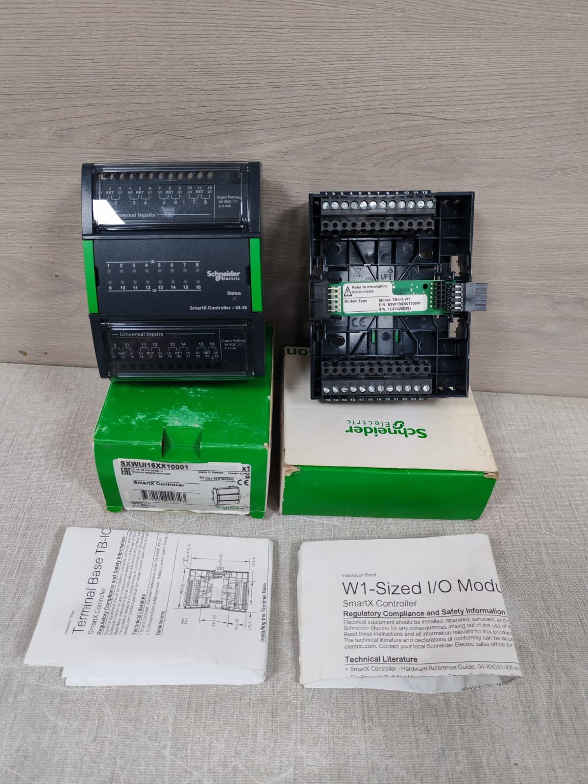 Schneider Electric SXWUI16XX10001 SmartX Controller UI-16 Module w/ TB-I/O-W1